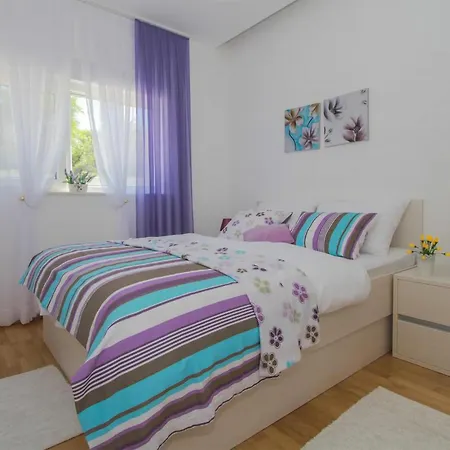 Apartment In Okrug Gornji