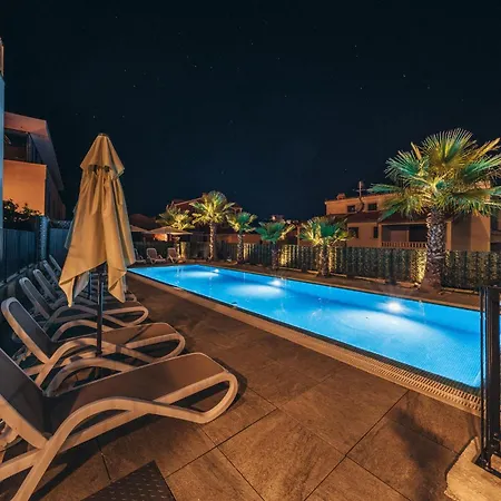 Awesome Apartment In Okrug Gornji Appartement *