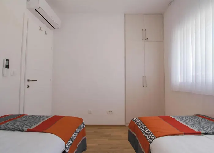 Awesome Apartment In Okrug Gornji Appartement