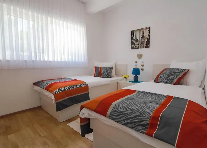 Awesome Apartment In Okrug Gornji Appartement *