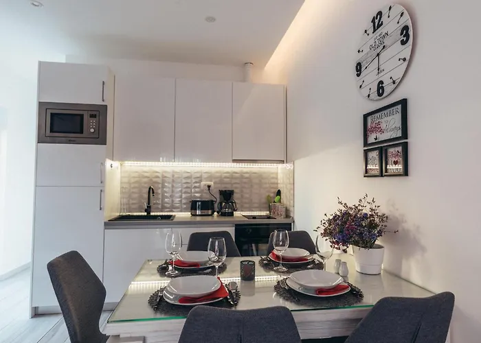 Awesome Apartment In Okrug Gornji Appartement *