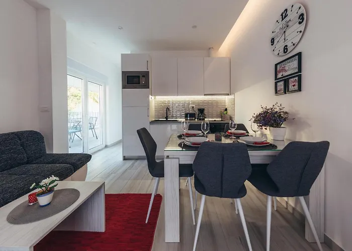 Awesome Apartment In Okrug Gornji *