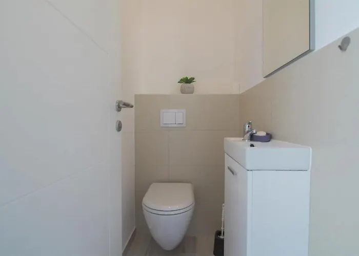 Awesome Apartment In Okrug Gornji *
