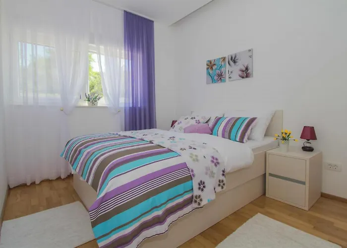 Appartement Awesome Apartment In Okrug Gornji